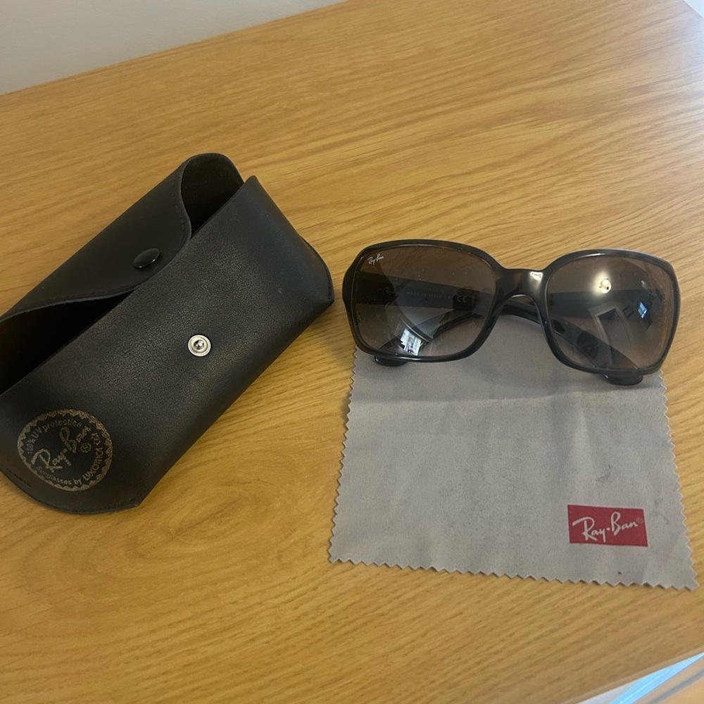 Ray-Ban Black Sunglasses with Classic Styling and Durable Frame